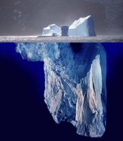 Vue complète d'un iceberg. La partie submergée au dessus du niveau de l'eau, la partie immergée sous le niveau de l'eau